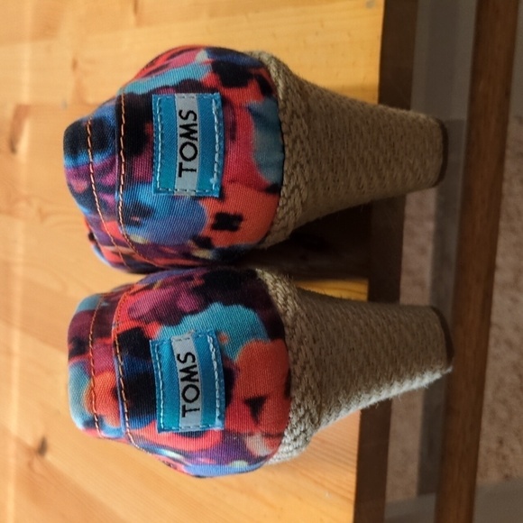 Step into Summer with Toms Oahu Espadrille: Perfect Blend of Style and Comfort - Picture 5 of 15